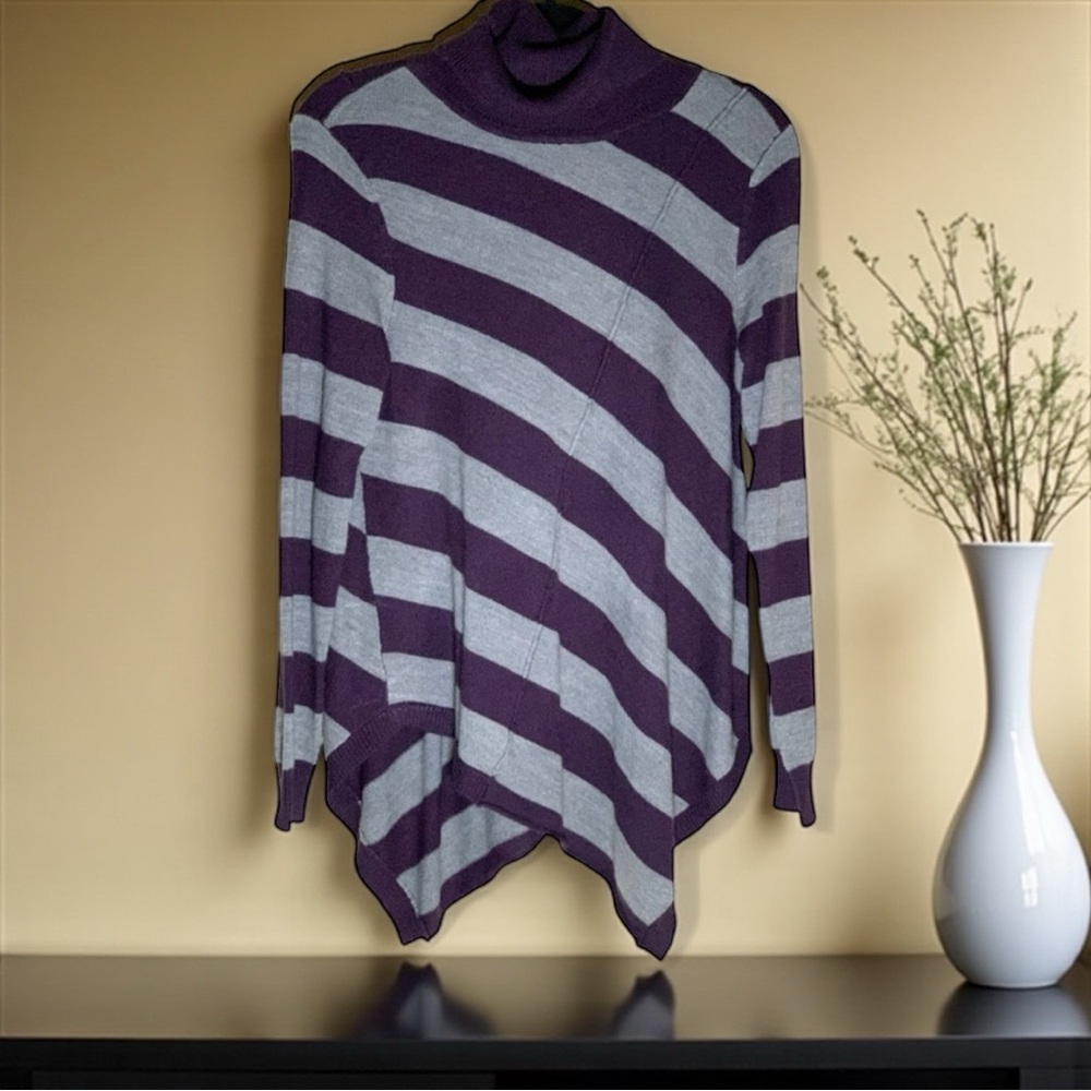 👚2/$10👗3/$12 New York & Company Asymmetrical Gray Purple Striped Sweater M